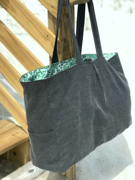 how to make a beach bag Handmade Beach Bags, Diy Beach Bag Large Tote, How To Make A Beach Bag, Beach Tote Bags Diy, Beach Bag Tutorials, Tote Bag Diy Pattern, Diy Jean Bag, Oversized Beach Bags, Diy Beach Bag