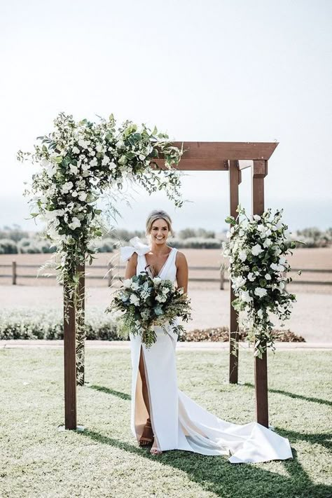 27 Gorgeous Backyard Wedding Decor Ideas - A Southern Wedding Timber Arbour, Garden Marquee, White Wedding Ceremony, Wedding Arbors, Rustic Wedding Decorations, Wedding Arbour, Elegant Garden, Wedding Arches, The Golden Girls