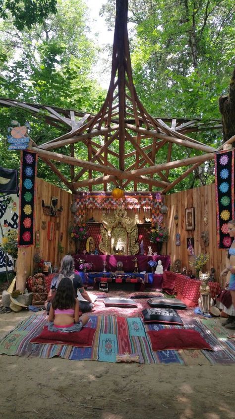 Boho Patio Ideas, Paz Hippie, Hippie Commune, Mundo Hippie, Patio Decorations, Forest Room, Bohemian Patio, Boho Patio, Hippie Lifestyle