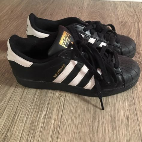 Adidas Superstar Black Shoes Sneakers Black Adidas, Addidas Shoes Super Star, 2000s Adidas Shoes, Black And White Adidas Superstars, Black Adidas Aesthetic, Black Adidas Fit, Addidas Shoes Samba, Adidas Superstar Black Outfits, Superstar Adidas Black