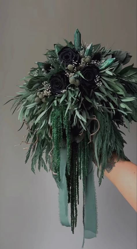 Emerald Green Wedding Theme, Dark Romantic Wedding, Gothic Wedding Theme, Forest Green Wedding, Dark Green Wedding, Dark Wedding Theme, Green Wedding Bouquet, Green Wedding Flowers, Forest Theme Wedding