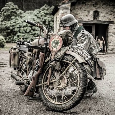 🔶Reenectment🔶 ➖➖➖➖➖➖➖➖➖➖ The BMW R75 is a motorcycle and sidecar combination produced by the German company BMW. In the 1930s BMW were… Perang Dunia Ii, Мотоциклы Harley Davidson, Military Motorcycle, Germany Ww2, German Soldiers Ww2, German Uniforms, Vw Vintage, Military Pictures, Bmw Motorcycle