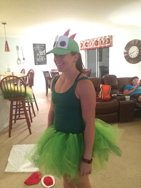 Yoshi Halloween costume Yoshi Halloween Costume, Yoshi Outfit, Yoshi Halloween, Mario Costume Diy, Yoshi Costume, Mario Bros Costume, Bowser Costume, Mario Halloween Costumes, Costume Family