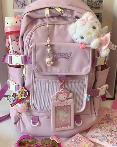 Sanrio Backpack, Pretty School Supplies, Sanrio Stuff, Stylish School Bags, School Bag Essentials, Aesthetic Backpack, Crocheted Bags, Inside My Bag, Backpack Decoration