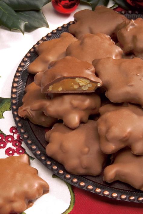 Turtle Candy With Pecans And Caramel, Chocolate Turtles Recipe, Pecan Turtles Recipe, Turtles Chocolate, Turtles Recipe, Homemade Turtles, Turtle Recipe, Christmas Cookie Tray, Homemade Chocolate Candy