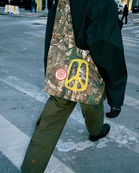 Camo Bag Outfit, Bag Upcycle, Camo Outfits Aesthetic, Bag With Patches, Streetwear Bags, Camo Bag, Artist Bag, Photo Bag, Realtree Camo