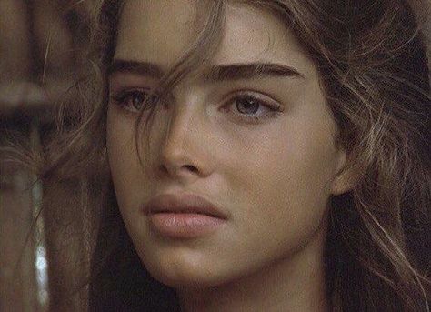 Pinterest:тσяι∂αιѕуяσѕє 🌹 Brooke Shields Young, Straight Eyebrows, Straight Brows, Sherilyn Fenn, Thick Brows, Thick Eyebrows, Natural Eyebrows, Brooke Shields, Irina Shayk