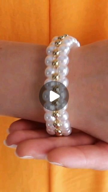 Silver Bead Bracelet Diy, How To Do Bracelets With Beads, Easy Beaded Bracelets Patterns, Beaded Jewelry Videos, Diy Bracelet With Beads, Seed Bead Patterns Free Bracelets Handmade Jewelry, Pearl Bead Bracelet Ideas, Glass Bead Jewelry Ideas, Elastic Bracelet Ideas