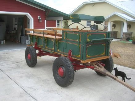 Buckboard Wagons, Christmas Light Parade, Mini Horse Cart, Festive Quotes, Hay Wagon, Car Decoration Ideas, Farm Wagons, Horse Wagon, Holiday Car