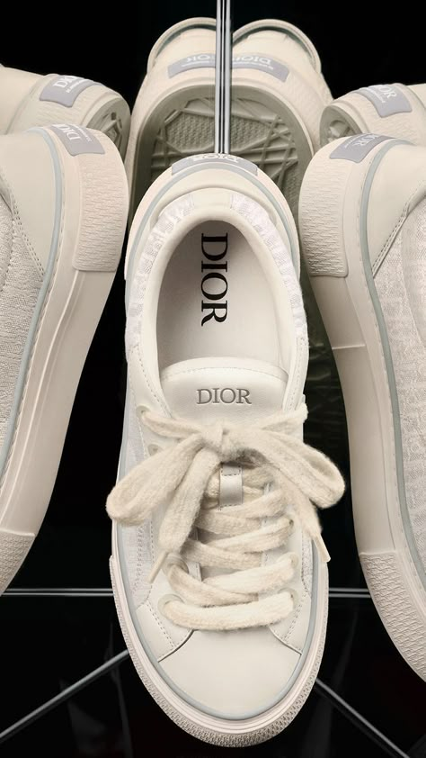 Kitted out with the Dior Oblique Jacquard, the B33 Sneakerby Kim Jones is one of Dior's Autumn-Winter 2023 handsome main characters, so it makes the perfect phone wallpaper. Dior Clothes Casual, Sneaker Wallpaper, Dior Wallpapers, Dior Clothes, Sneakers Wallpaper, Pretty Sneakers, Dior Sneakers, Kim Jones, Best Casual Outfits