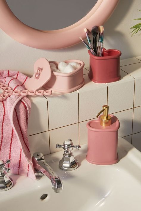 Heart Soap Dispenser Pink Bathroom Mid Century, Small Organized Bathroom, Unique Toothbrush Holder, Fun Girly Bathroom, Standing Shower Decor, Heart Bathroom Decor, Cute Apartment Decor Bathroom, Heart Shaped Home Decor, Pink Coquette Bathroom