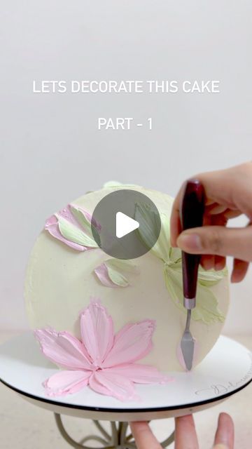 Petal Cake Tutorial, Pallet Cake Decorating, Painted Flower Cakes, Women's Birthday Cake, Pallet Knife Flowers Cake, Cake With Flowers On Side, Flower Petal Cake, Whip Cream Cake Design, Pallete Knife Cakes