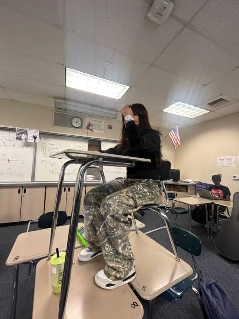 Camo cargo pants Camo Pant Outfits, School 0.5 Pics, 0 5x Pictures, Camouflage Pants Outfit, Camo Pant, Camo Pants Outfit, Fatigue Pants, Cargo Pants Baggy, Cargo Outfit