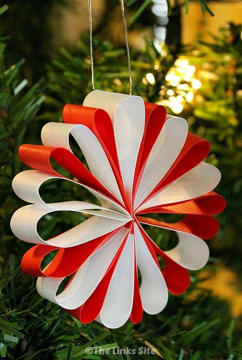 Christmas Decor Idea, Christmas Trees Decorated, Christmas Decora, Christmas Decorations Diy Crafts, Flocked Christmas Trees Decorated, Paper Christmas Ornaments, Paper Christmas Decorations, Easy Christmas Decorations, Flocked Christmas Trees