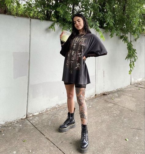 Punk Band Concert Outfit, Flannel Rock Outfits, Goth Chic Outfits Plus Size, Alternative Nashville Outfits, Grunge Biker Shorts Outfit, Alternative Festival Fashion, Alternative Fashion Concert, Millenial Alt Fashion, Edgy Midi Skirt Outfit