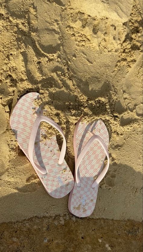 Preppy Flip Flops, Pink Flip Flops Aesthetic, Flip Flops Aesthetic, Beach 2023, White Slippers, Pink Flip Flops, Summer Pics, Summer Pictures, Diy Food