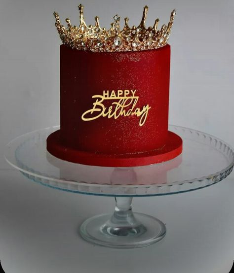 Queen Cake Birthday, Red Birthday Cake Aesthetic, Nice Birthday Cakes, Birthday Cake Queen, Headwrap Photoshoot, Red Cake Designs Birthday, Red Birthday Photoshoot, Red Birthday Aesthetic, Queen Birthday Cake