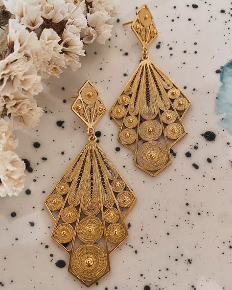 Introducing our stunning filigree Candelaria earrings, handcrafted in sterling silver and plated with 24K. Each piece is a work of art, designed to highlight your unique and sophisticated style. 🌟 💛 Features: • High-quality sterling silver • 24-karat gold plating • Exclusive and artisanal design Perfect for any occasion: From an elegant dinner to a special event, these earrings will add a touch of glamour to your look. Golden Earrings Design, Davidson Nc, Gold Jewellry, Gold Bridal Earrings, Gold Jewelry Stores, Golden Jewelry, Indian Jewellery Design Earrings, Bridal Gold Jewellery Designs, Jewelry Design Earrings