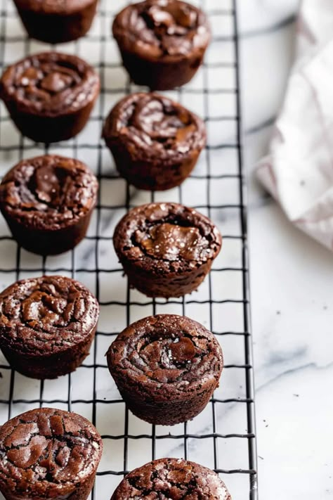 Brownie In Muffin Cups, Brownie Petit Fours, Brownie Bites Recipe Minis, Muffin Tin Brownies Recipe, Chocolate Bridal Shower Desserts, Fudgy Brownie Bites, Brownie Muffin Tin, Mini Brownie Bites Christmas, Mini Brownie Cupcakes