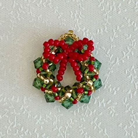 Beaded Christmas Wreath, Christmas Beads Craft, Beaded Ornaments Diy, Christmas Jewelry Diy, Beaded Christmas Decorations, Christmas Beading, Wreath Ornament, Holiday Beading, Beaded Christmas Ornaments