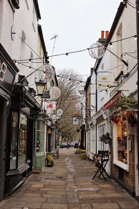 Richmond London alleys shops on Paved court Richmond London, London Christmas, Stately Homes, Stately Home, Holiday Destinations, In London, Wreath, Most Beautiful, London