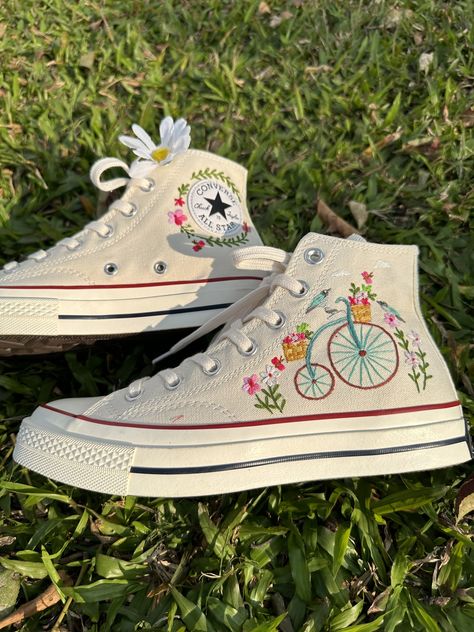 Keeping it natural 🥰 #fiberart #fiberartist #handmade #broderiemoderne #broderiecontemporaine #loisircreatifs #faitmain #upcycling #embroideredclothing #embroideredconverse #conversechucktaylor #converseallstar #conversebrodée #dmc #dmcembroidery #dmcthreads #embroidery #converse #allstar #allstars #chucks #chucktaylor #aesthetic #outfitoftheday #shoes #shoesaddicted Spring Floral Outfits, All Star Converse High Tops, Spring Shoes For Women, Converse White Sneakers, Easy Spring Outfits, Converse Floral, 70 Converse, Chuck 70 Converse, Embroidery Converse