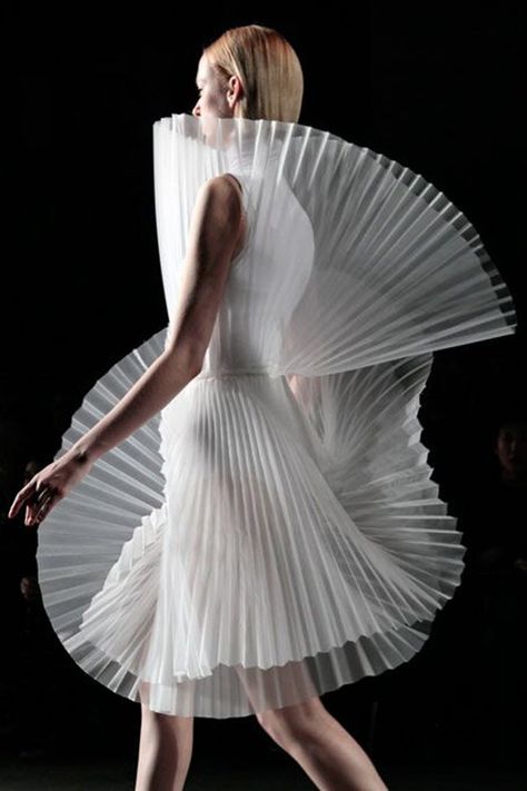 A sculptural origami garment designed with pleats. Architectural Fashion, Pleated Fashion, Mode Editorials, Origami Fashion, Sculptural Fashion, 3d Fashion, Couture Mode, Futuristic Fashion, Avant Garde Fashion