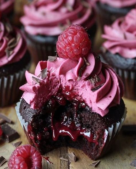 Raspberry Chocolate Lava Cupcakes Recipe Delight - optimal recipes Chocolate Lava Cupcakes, Lava Cupcakes, Dessert Crepes, Raspberry Buttercream Frosting, Raspberry Cupcakes, Raspberry Chocolate, Cupcake Recipes Chocolate, Chocolate Lava, Rich Chocolate Cake