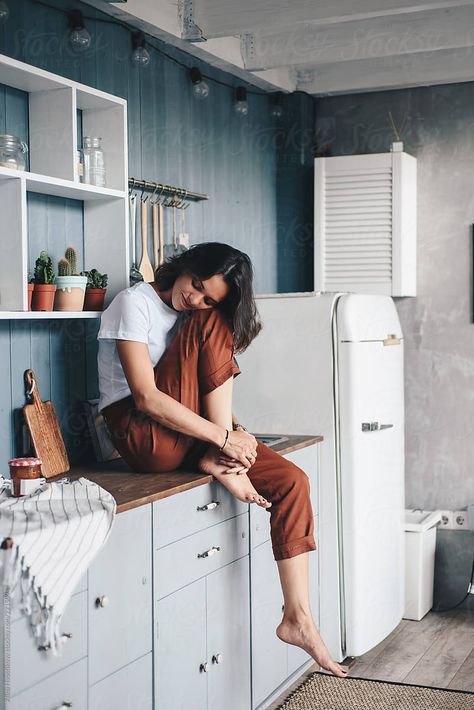 Charming young woman in stylish outfit sitting on cupboard in cozy kitchen Indoor Photography Poses, At Home Photoshoot Ideas, Home Photoshoot Ideas, At Home Photoshoot, Filter Ideas, Photography Ideas At Home, Home Photoshoot, Home Photo Shoots, Airbrush App