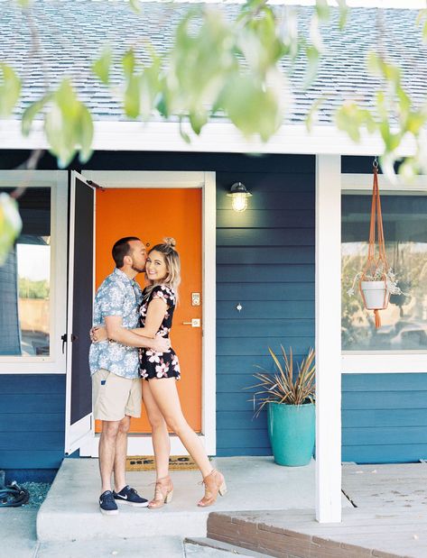 Mid Century Modern Home Tour // Blue house with an orange door Modern Home Tour, Orange Front Doors, Exterior Paint Ideas, Mid Century Modern Exterior, Mid Century Exterior, Orange Door, Oak House, Pintura Exterior, Exterior House Color