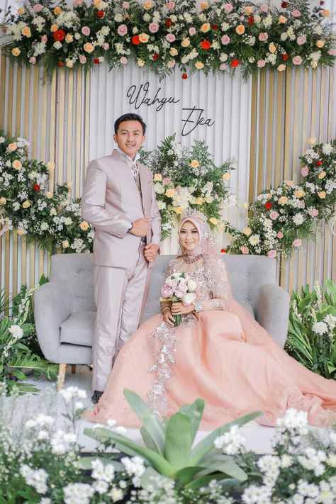 Pose Pengantin Di Pelaminan, Pelamin Pose, Pose Foto Pernikahan, Pose Pengantin, Pose Wedding, Moodboard Wedding, Pose Prewedding, Muslimah Wedding Dress, Groom Photoshoot