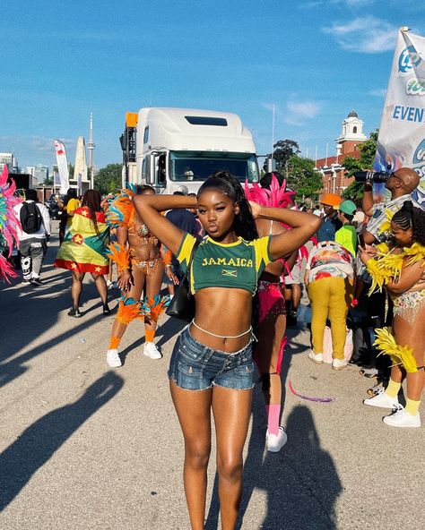 Tropical Outfit Ideas Black Women, Carnival Outfit Jamaica, Jamaica Shirt Aesthetic, Outfits In Jamaica, Beach Outfit For Black Women, Jamaican Culture Day Outfit, Brazil Culture Clothes, Jamaican Festival Outfit, Jamaica Inspired Outfit