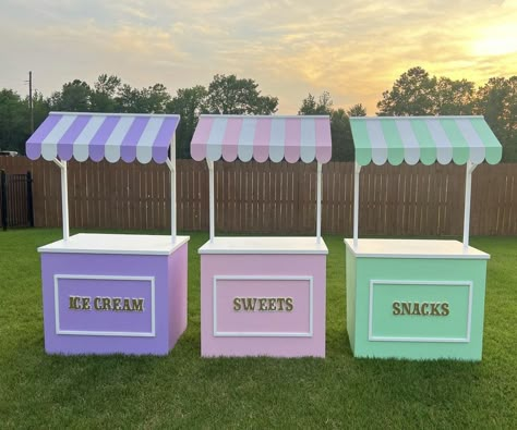 Boujee Lemonade Stand, Diy Ice Cream Stand Birthday Parties, Diy Food Cart Ideas, Diy Wood Party Decor, Cotton Candy Holder Stand Diy, Sweet Cart Diy, Diy Candy Bar Stand, Dessert Cart Diy, Party Snack Cart