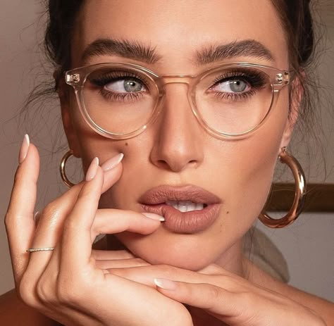 Glasses Inspiration, Eyewear Trends, Natural Brows, Spectacles Frames, Fashion Eyeglasses, Vintage Eyeglasses, New Glasses, Photo Makeup, Eye Wear Glasses