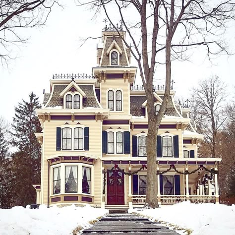 Victorian Home Exterior, Carpenter House, Victorian Homes Exterior, Old Victorian House, Victorian Style House, Old Victorian Homes, Victorian Style Homes, Casas Coloniales, Victorian Architecture