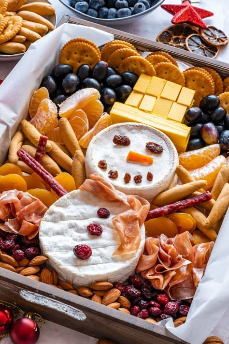 Snowman Charcuterie Board Snowman Charcuterie, Appetizers For Christmas Party, Board Snowman, Christmas Veggie, Christmas Charcuterie Board Ideas, Easy Christmas Appetizers, Christmas Party Foods, Appetizers For Christmas, Christmas Veggie Tray