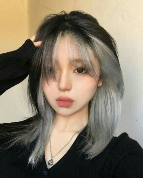 Korean Hair Dye, Two Toned Hair, Korean Hair Color, Peekaboo Hair, Hair Color Underneath, Hair Color Streaks, Asian Short Hair, Dyed Hair Inspiration, Korean Hair