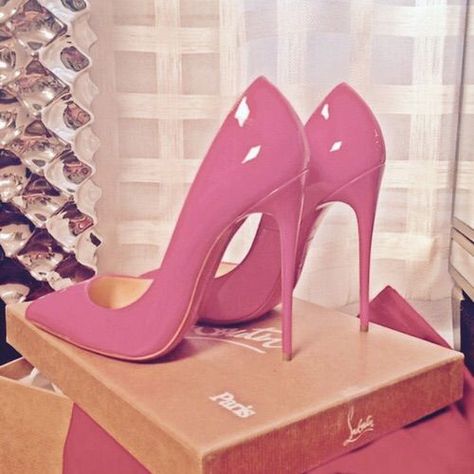 Vibrant nude like pink high heels by Christian Louboutin.   <3 @benitathediva Pink High Heels, Gorgeous Shoes, Fabulous Shoes, Hot Shoes, Crazy Shoes, Pretty Shoes, Dream Shoes, Suho, Heel Shoes