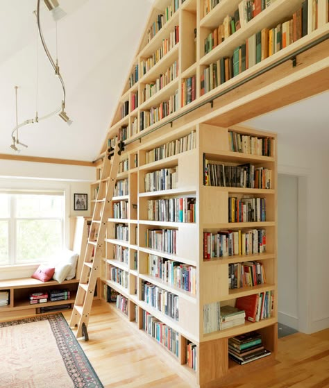 Muito e muitos livros: | 24 estantes tão lindas que chegam quase a ser pornográficas Cabin Library, Modern Home Library, Modern Style Fashion, Wooden Slide, Rustic Family Room, Bookshelf Aesthetic, Rolling Ladder, Wood Handrail, Library Ladder