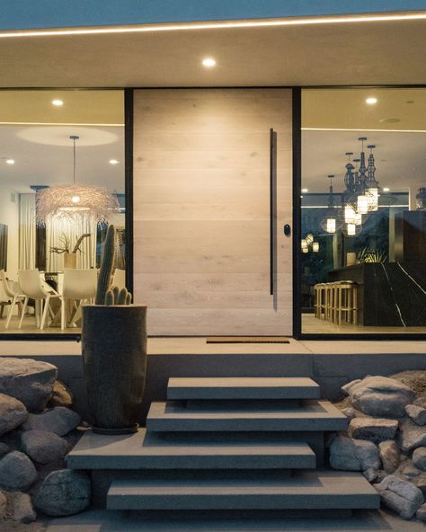 Glass, Boulders and a Desert Landscape that Enthralls: Dramatic Californian Home Modern Entrance Door, Modern Layout, Modern Entrance, Exterior Stairs, Front Garden Design, Home Design Diy, Concrete Steps, Entrance Design, Design Exterior