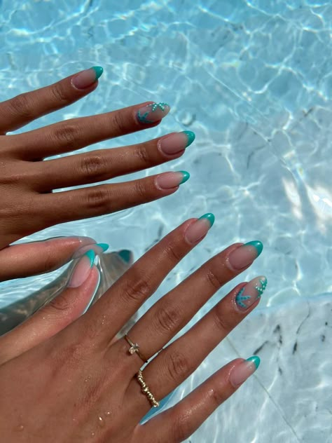 Summer Nails 2024 French Tip Blue, Vaca Nails 2024, French Tips With Starfish, Starfish French Tip Nails, Starfish Acrylic Nails, Holiday Nails Summer Blue, Short Blue Square Nails, Blue Holiday Nails Summer, Blue Starfish Nails