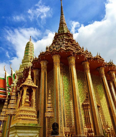 The Temple of the Emerald Buddha  - Bangkok - Thailand Temple Of The Emerald Buddha, Buddhist Architecture, Extreme Beauty, Golden Mountain, Thai Royal Family, Reclining Buddha, Wat Pho, Hindu Temples, Visit Asia