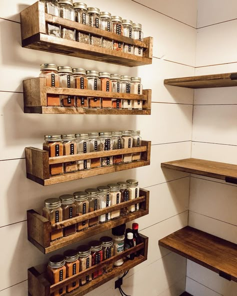 Kitchen Wall Rack Ideas, Spice Rack Ideas Diy, Spice Racks Ideas, Spice Organization Ideas, Diy Spice Rack Ideas, Spices Organization, Corner Pantry Ideas, Large Spice Rack, Spice Rack Ideas