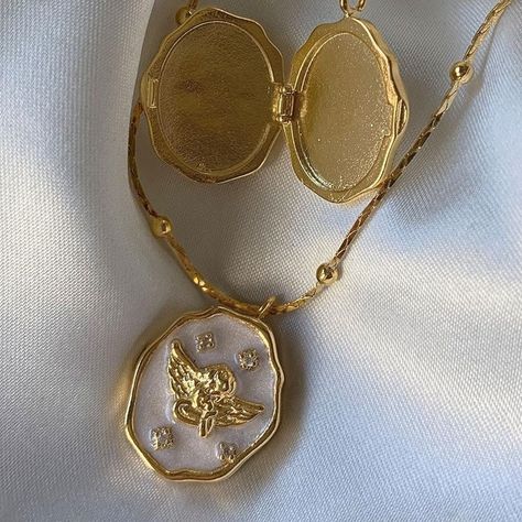 Capture memories with Natalie's Cupid Cream Necklace💝 https://bianca-boutique.com/products/natalie-angel-chain Diy Choker, Stainless Steel Collar, Locket Necklace Vintage, Vintage Locket, Collar Chain, Vintage Lockets, Gold Picture Frames, Necklace Box, Collar Jewelry