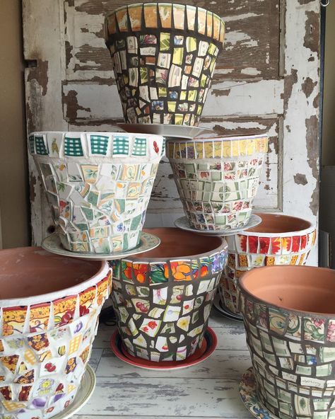 Mosaic Planters, Mosaic Pots, Mosaic Flower Pots, Terracotta Flower Pots, Mosaic Art Projects, Flower Pot Crafts, Diy Flower Pots, Backyard Diy Projects, Mosaic Garden