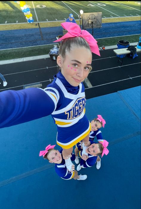 Cheer Pictures 3 People, Cheer Photos To Recreate, Cheer Picture Poses Basketball, Cheer Pictures Best Friend Poses, Cheer Dessert Ideas, Cute Cheer Pictures With Friends, Cute Cheer Pics With Friends, Cheer Social Media Ideas, Duo Cheer Pictures