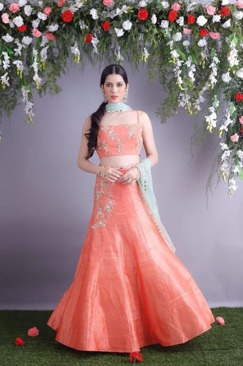 Georgette Crop Top, Mother Of The Bride Looks, Sari Blouses, Traditional Mirror, Lehenga Dupatta, Lehenga Choli Wedding, India Style, Pearl Embroidery, Hair Upstyles