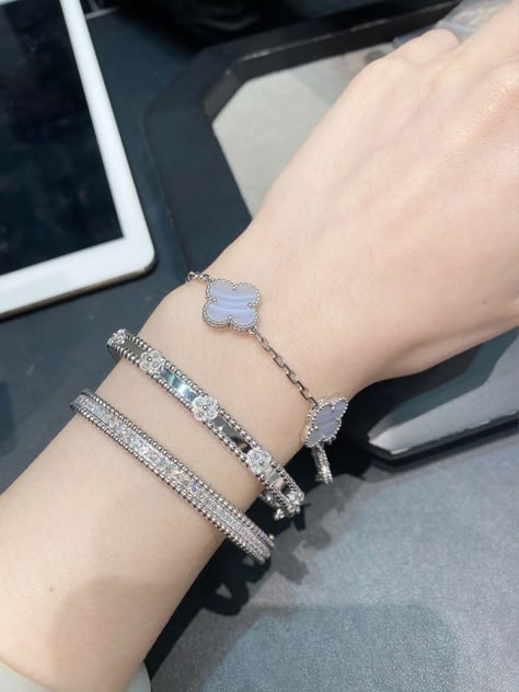 Vca Jewelry Set, Vca Bracelet, Buccellati Jewelry, Goodluck Charms, Clover Jewelry, Preppy Jewelry, Expensive Jewelry Luxury, Luxury Bracelet, Jewelry Accessories Ideas