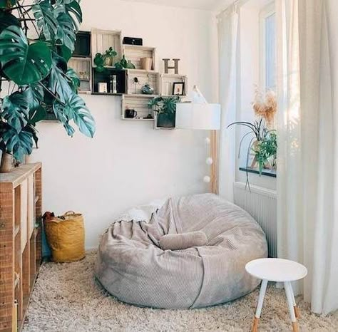 Room Ideas Aesthetic Bean Bag, Bean Bag In Bedroom Aesthetic, Bean Bag Aesthetic Room, Cosy Corner Ideas, Reading Corner Bedroom Small Spaces, Bean Bag Chair Living Room, Bean Bag Aesthetic, Cali Apartment, Bedroom Bean Bags