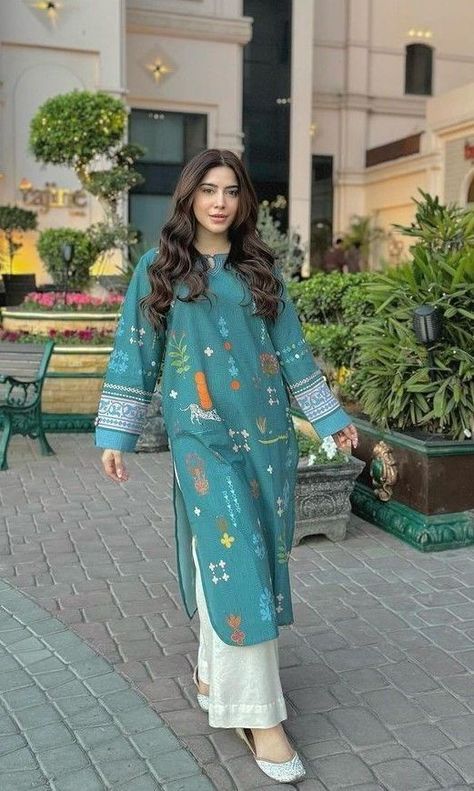 Long Kurta Designs, Plain Kurti, Design Kurta, Simple Dress Casual, Kurti Dress, Long Kurta, Salwar Kamiz, Desi Outfits, Rayon Top